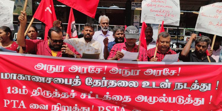 மாகாண சபைத் தேர்தலை உடனடியாக நடத்தக் கோரி வவுனியாவில் ஆர்ப்பாட்டம்!