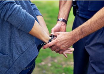 சட்டவிரோதமாக தங்கம் கொண்டு வந்த  குற்றச்சாட்டில் மூன்று இந்தியர்கள் கைது