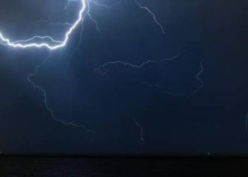 தலவாக்கலையில்  இடி மின்னல் தாக்கி ஒருவர் உயிரிழப்பு