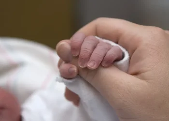 குழந்தைகளின் நகங்களை பராமரிக்கும் முறை