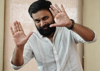டிரைடென்ட் ஆர்ட்ஸுடன் மீண்டும் இணையும் நடிகர் சசிகுமார்
